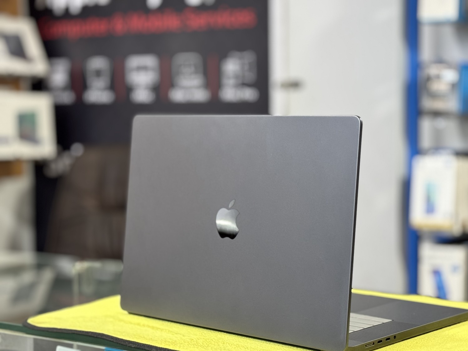 USED Apple 2023 MacBook Pro (16-inch, Apple M3 Max chip with 14‑core CPU and 30‑core GPU, 36GB Unified Memory, 1TB) - Space Black